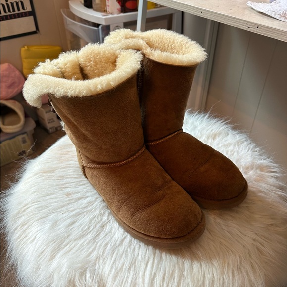 UGG Bailey Bow - Picture 1 of 6